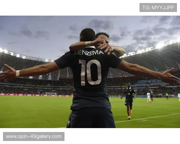 足球球星夹袋高清大图展示,感受明星球员的魅力与运动激情 足球球星夹袋高清大图展示,感受明星球员的魅力与运动激情